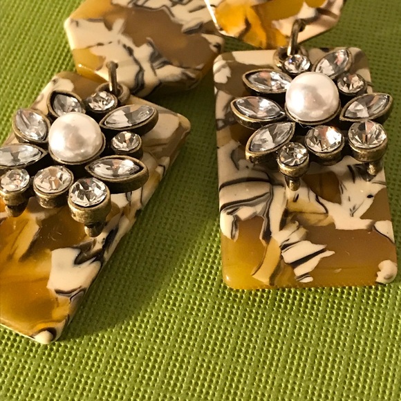 Yellow and white acetate Earrings with rhinestones - Picture 3 of 4